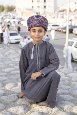 omani tradtional outfitson çocukta 
