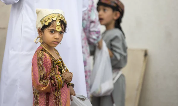 Meisje in traditionele Omaanse outfit bij speelgoedmarkt — Stockfoto