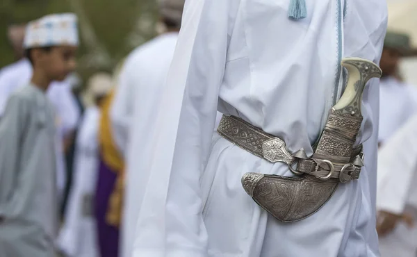 Homem em roupa tradicional com adaga khanjar — Fotografia de Stock