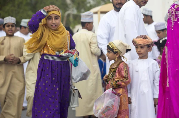 Människor på en leksaksmarknaden vid en första dagen av Eid al Fi — Stockfoto