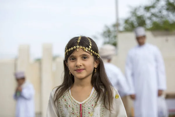 Meisje in traditionele Omaanse outfit bij speelgoedmarkt — Stockfoto