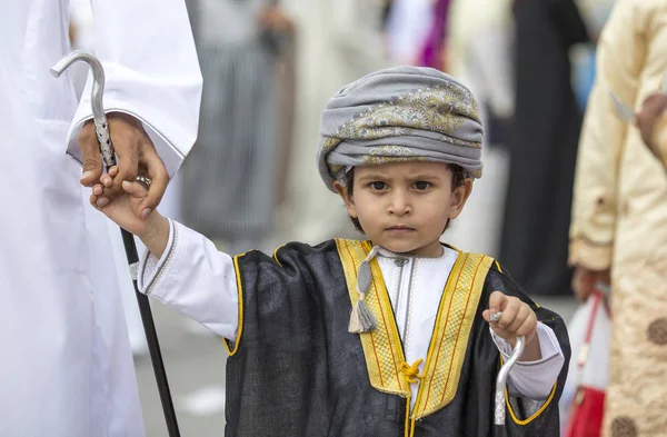 Хлопчик тримає руку батька на ринку — стокове фото