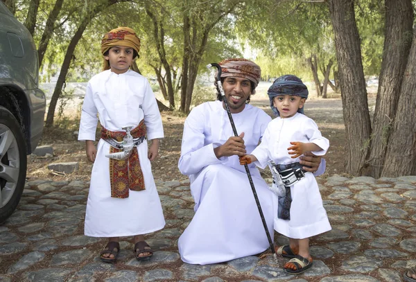 Omani homem e crianças — Fotografia de Stock