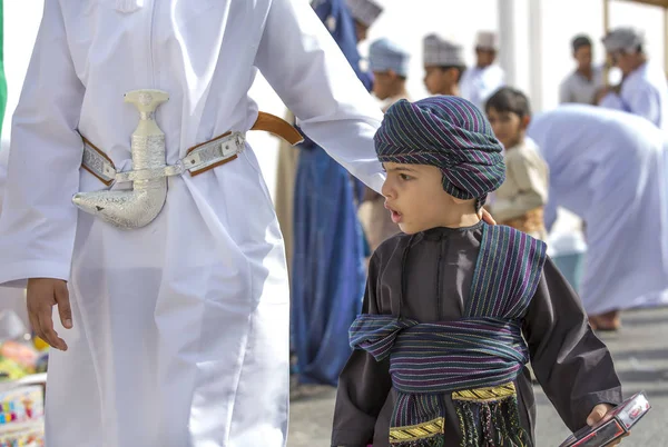 Omani homem e menino em roupas tradicionais — Fotografia de Stock