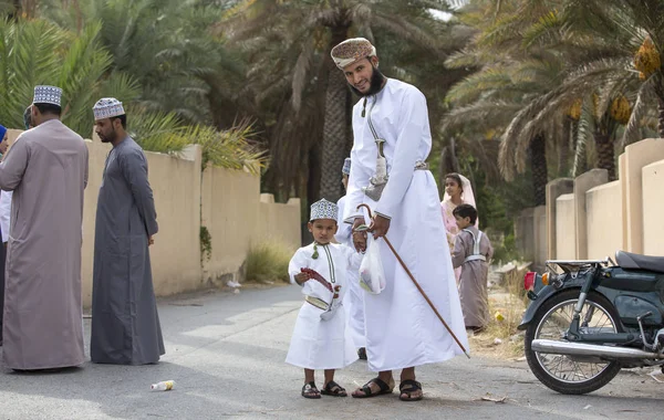 Familie in traditionele kleding op de markt voor speelgoed — Stockfoto