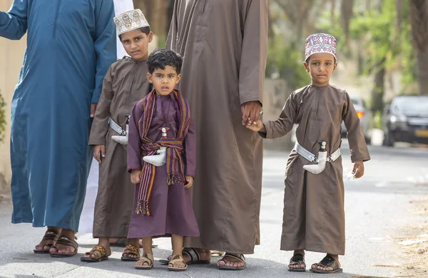 Familj i traditionella kläder på leksaksmarknaden — Stockfoto