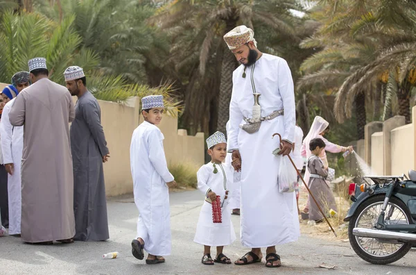 Familj i traditionella kläder på leksaksmarknaden — Stockfoto