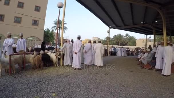 Omanska personer på en Nizwa Habta marknad — Stockvideo