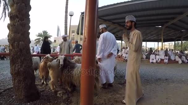 Omani Menschen auf einem nizwa habta Markt — Stockvideo