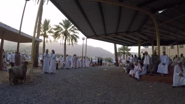 Gente dell'Oman in un mercato di Nizwa Habta — Video Stock