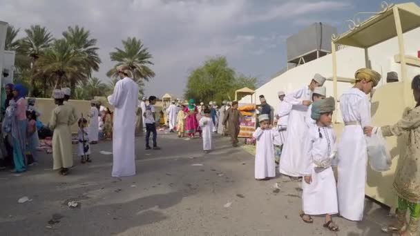 Persone che camminano al mercato dei giocattoli — Video Stock