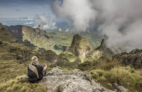 Caminhante na vista das montanhas Simien — Fotografia de Stock