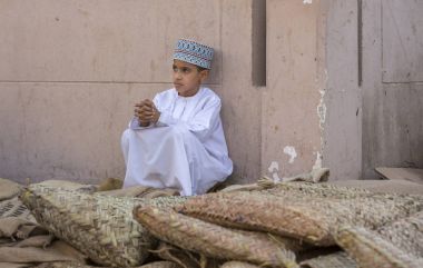 omani çocuk bir pazarda geleneksel giyim
