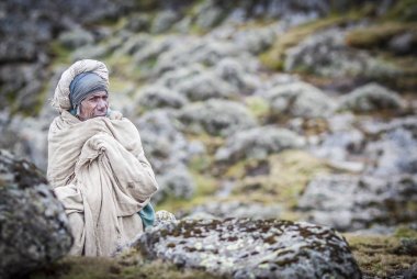 yaşlı adam paçavralar içinde sarılmış