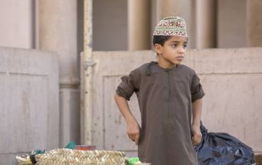 omani çocuk bir pazarda geleneksel giyim