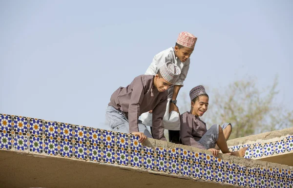 Omanska personer i tradtional kläder — Stockfoto