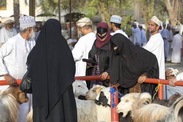 Omanu osób na rynku Habta — Zdjęcie stockowe
