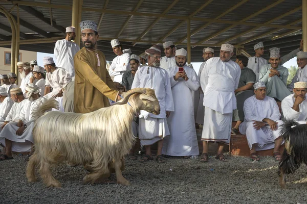Omani people at a Habta market — Stock Photo, Image