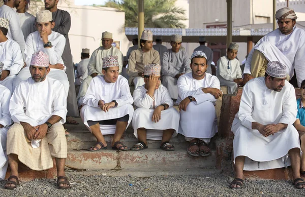 Omani pessoas em roupas tradicionais — Fotografia de Stock