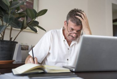 laptop çalışan adam