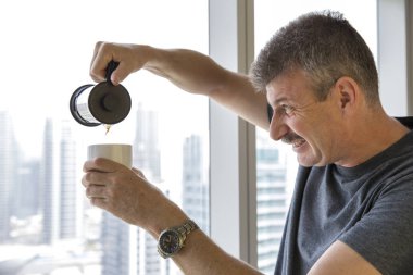 kahve son damlasına dökülen adam