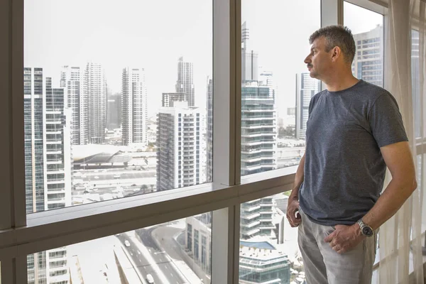 Мужчина смотрит на марин вид в Дубае — стоковое фото