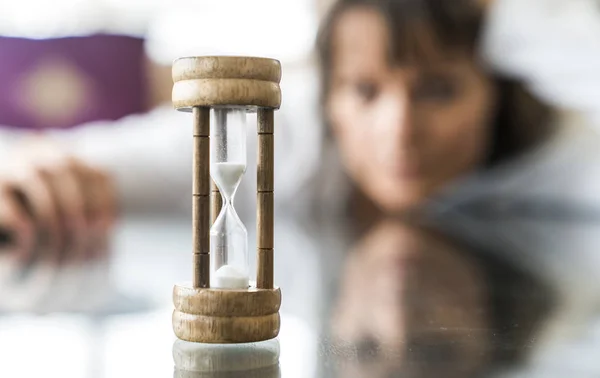 Vidro da hora na mesa — Fotografia de Stock