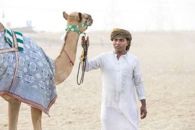 Adam bir çölde deve bir parça onun deve ile