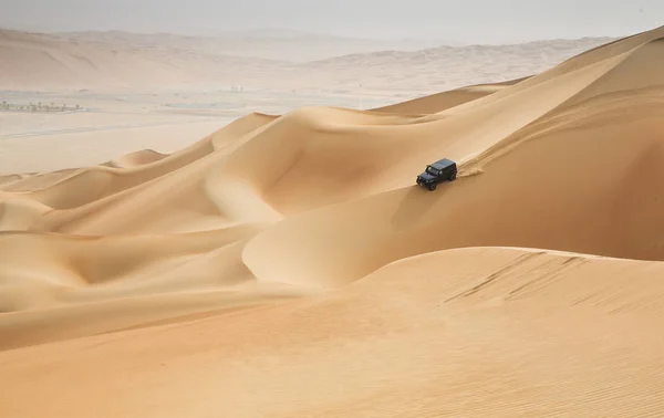 Автомобіль, водіння в руб al Khali Desert — стокове фото