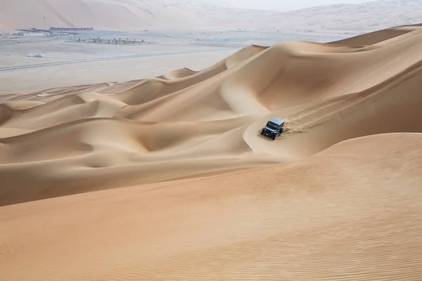 汽车行驶 Rub al 哈利沙漠 — 图库照片