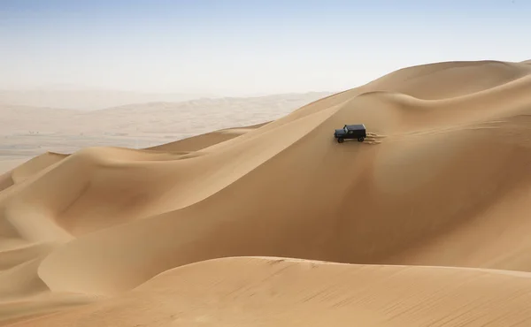 汽车行驶 Rub al 哈利沙漠 — 图库照片