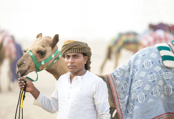 Mann mit seinem Kamel auf einem Kamelpfad in der Wüste — Stockfoto
