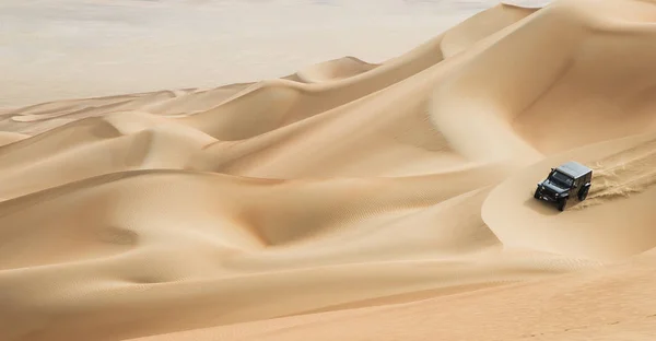 Auto rijden Rub al Khali woestijn — Stockfoto