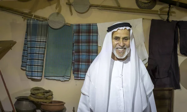 Emirati homem com itens do património dos EAU — Fotografia de Stock