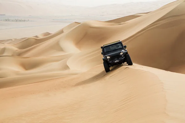 Carro dirigindo em Rub al Khali Desert — Fotografia de Stock