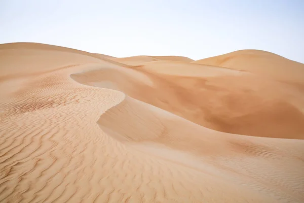 Rub al Khali woestijn en blauwe hemel — Stockfoto