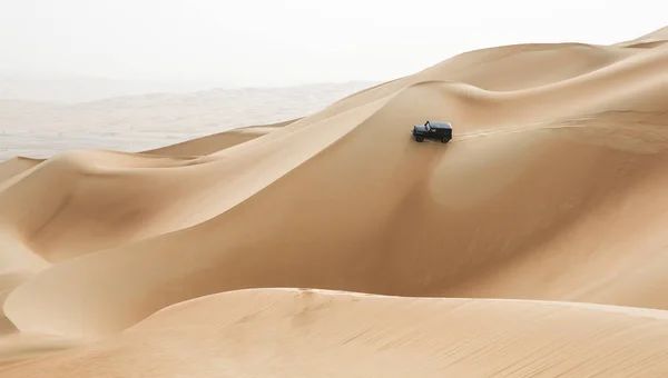 Carro dirigindo em Rub al Khali Desert — Fotografia de Stock