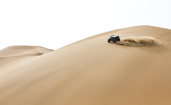 Carro dirigindo em Rub al Khali Desert — Fotografia de Stock