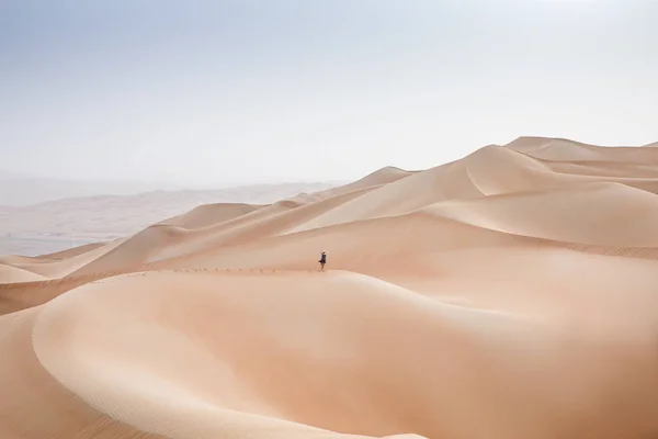 Kobieta Rub al Khali pustyni — Zdjęcie stockowe