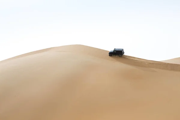 자동차 운전 문질러 알 Khali 사막 — 스톡 사진