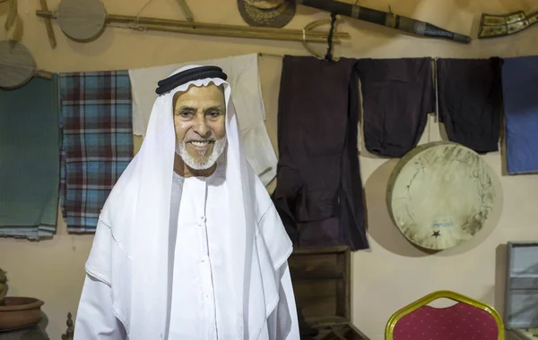 Emirati man with UAE history item — стоковое фото