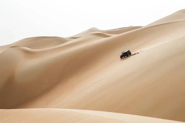 Carro dirigindo em Rub al Khali Desert — Fotografia de Stock