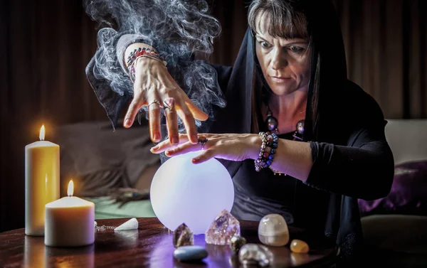 Frau arbeitet mit spirituellem Ball — Stockfoto