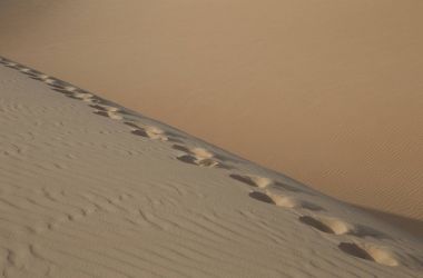 Dunes Liwa Çölü ve ayak izleri