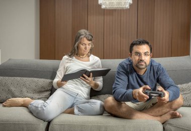 Çift evde dinleniyor.