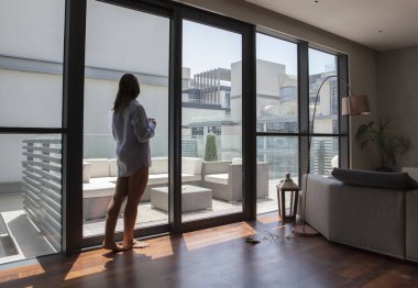 Evde kahve içen kadın.