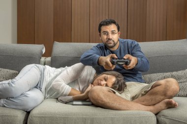 Evde orta yaşlı bir çift