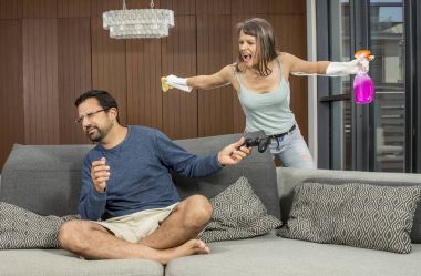 kadın isabet adam toz bezi ile