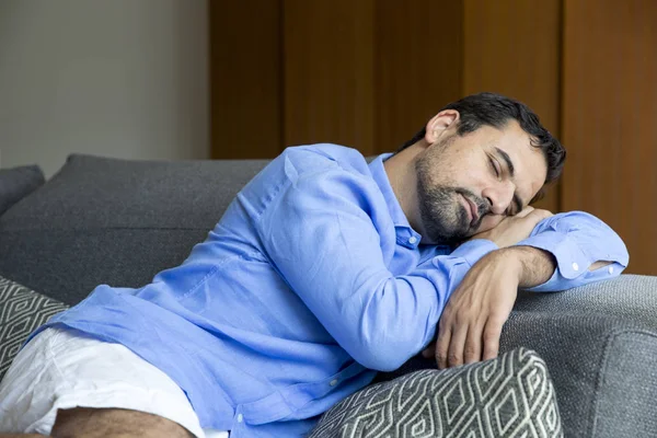 Árabe homem relaxante em casa — Fotografia de Stock