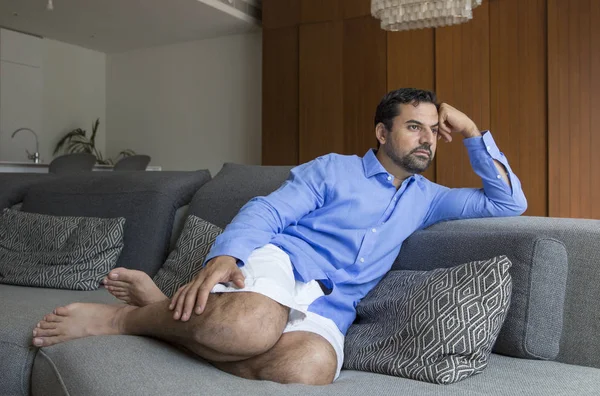 Араб человек, расслабляющийся дома — стоковое фото